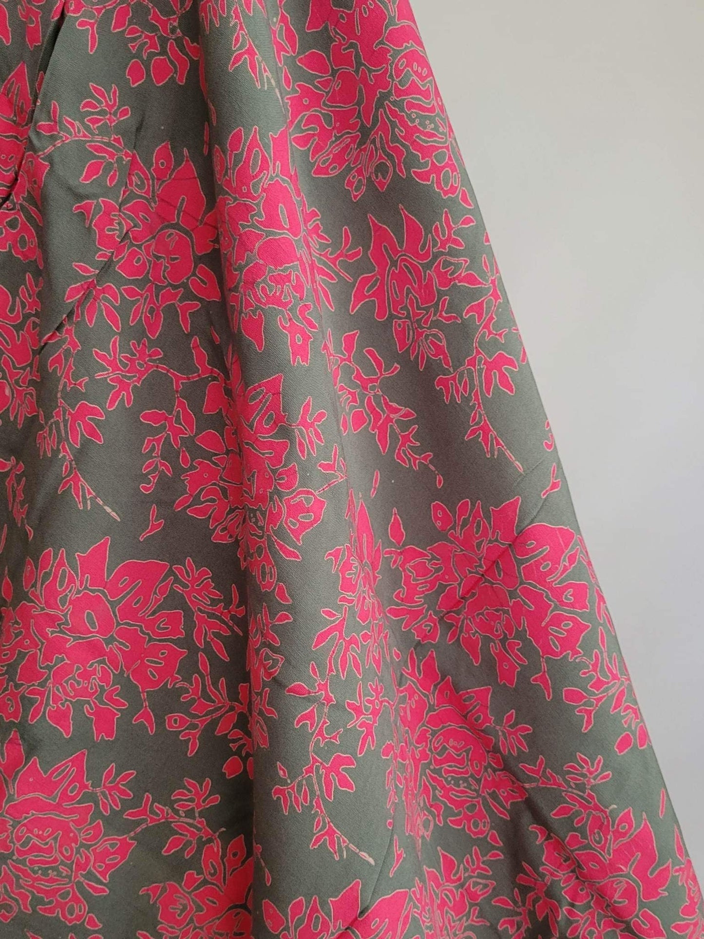 Abstract Floral Cerise on Grey Batik Sarong